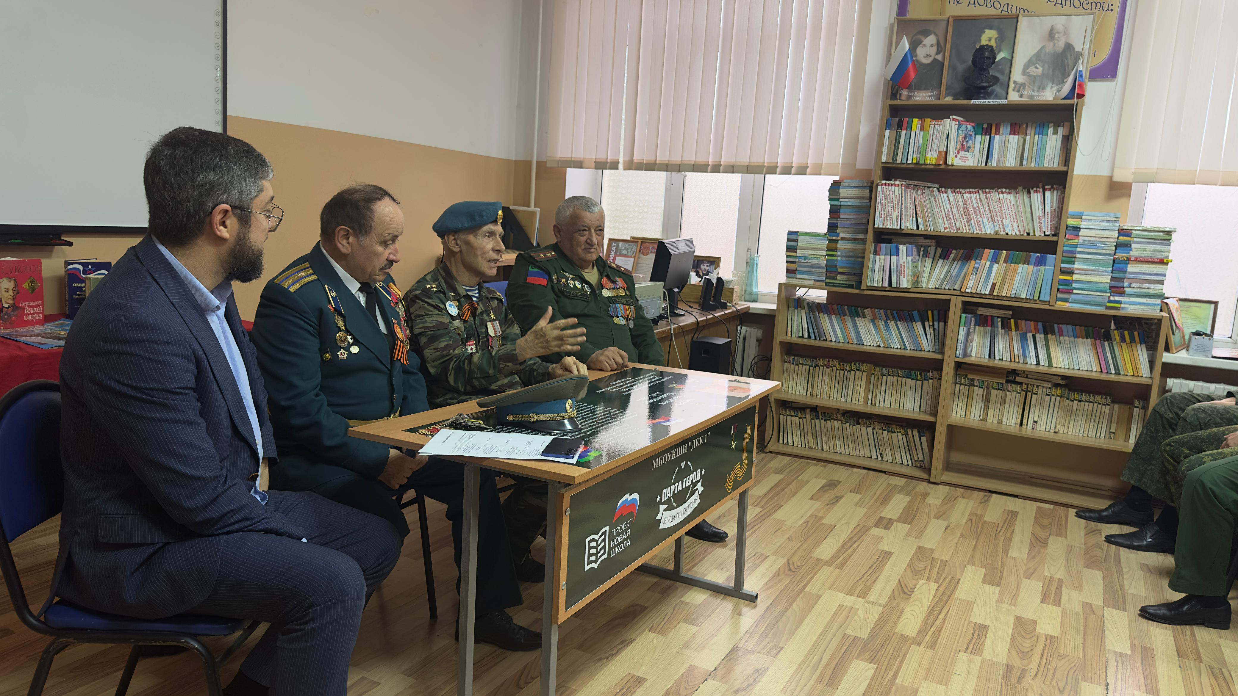 Представитель Миннаца РД встретился с кадетами в Махачкале